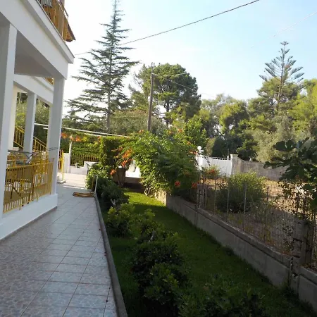 Yellow House Apartment *