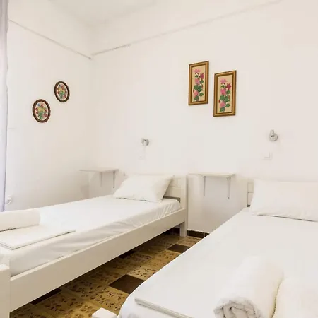 Yellow House Apartment *