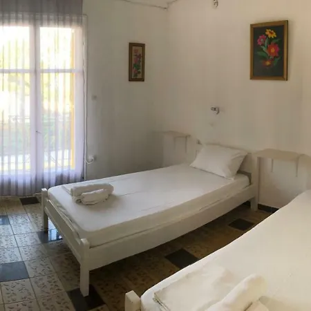 Yellow House Apartment *