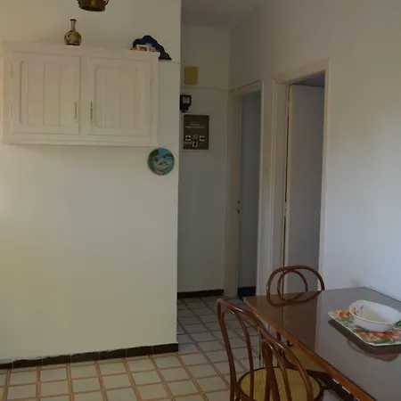 Yellow House Apartment *